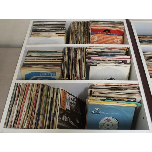 448 - POP AND ROCK VINYL RECORDSA collection of 45 RPM with Joe Jackson, The House Martins, Jermaine Jacks... 