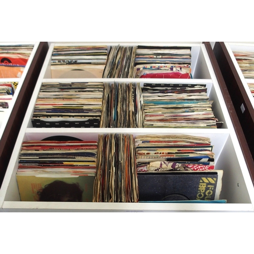 448 - POP AND ROCK VINYL RECORDSA collection of 45 RPM with Joe Jackson, The House Martins, Jermaine Jacks... 