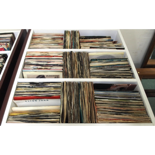 448 - POP AND ROCK VINYL RECORDSA collection of 45 RPM with Joe Jackson, The House Martins, Jermaine Jacks... 