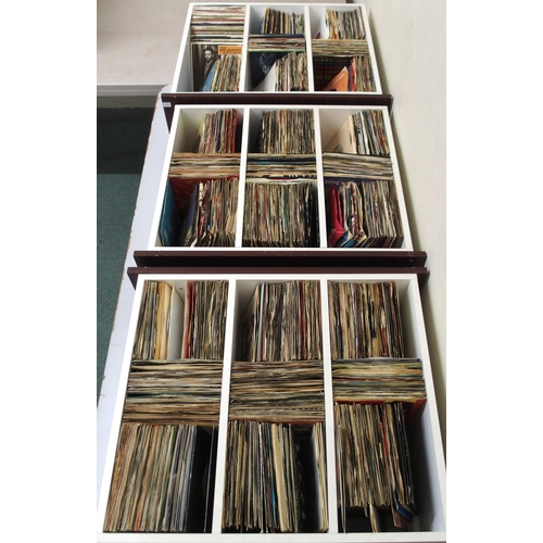 448 - POP AND ROCK VINYL RECORDSA collection of 45 RPM with Joe Jackson, The House Martins, Jermaine Jacks... 