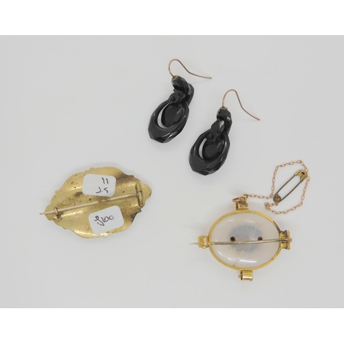 689 - A collection of mourning jewellery to include a pair of jet earrings, a yellow metal mounted agate b... 