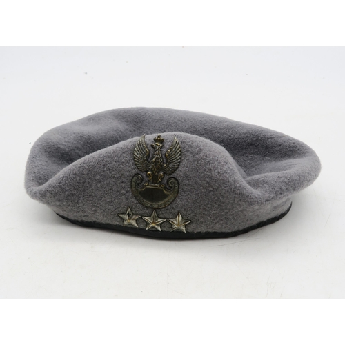 486 - A WW2-style Polish paratrooper's beret, bearing the rank of First Lieutenant (Porucznik), internal m... 