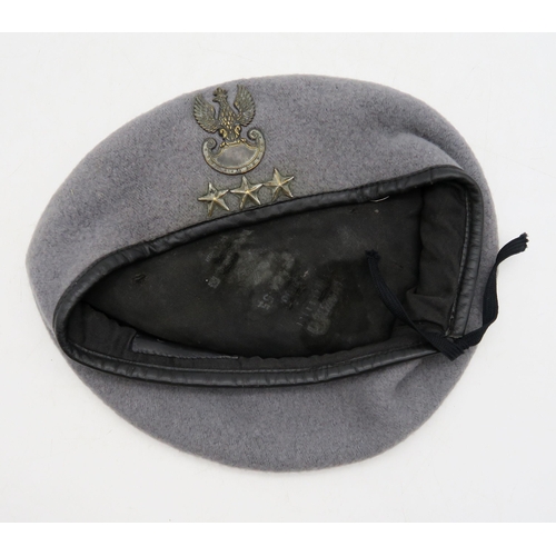 486 - A WW2-style Polish paratrooper's beret, bearing the rank of First Lieutenant (Porucznik), internal m... 