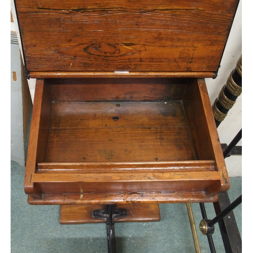 124 - A lot of two early 20th century children's school desks (2)