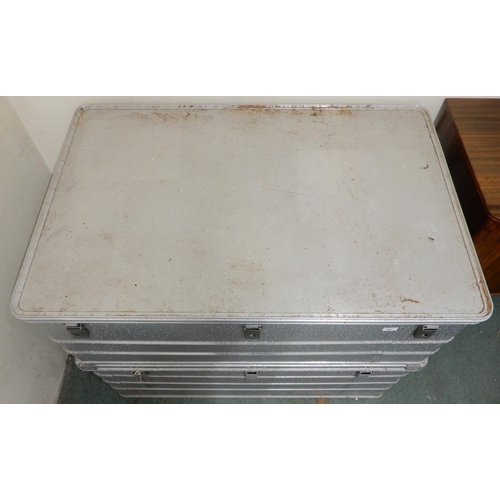 102 - A pair of 20th century aluminium flight cases with hinged tops, 42cm high x 119cm wide x 79cm deep (... 