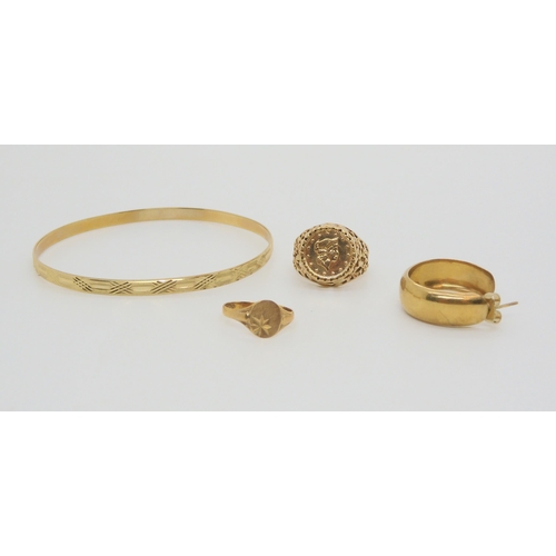 695 - A collection of 9ct items to include a bangle, faux coin ring, size M, a child's signet ring, size G... 