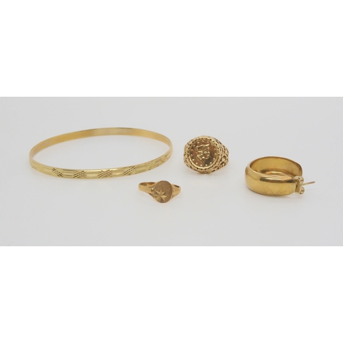 695 - A collection of 9ct items to include a bangle, faux coin ring, size M, a child's signet ring, size G... 