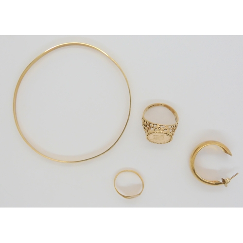 695 - A collection of 9ct items to include a bangle, faux coin ring, size M, a child's signet ring, size G... 