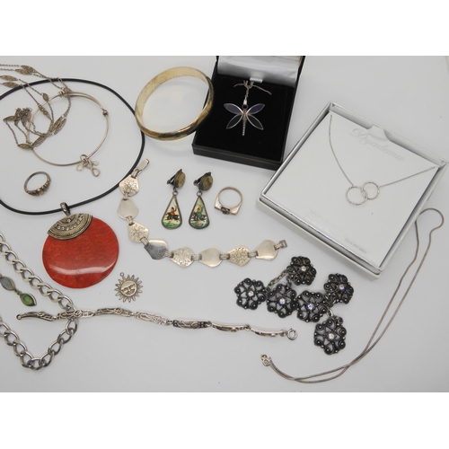 731 - A collection of silver and costume jewellery to include silver bangles, chains and a boxed dragonfly... 