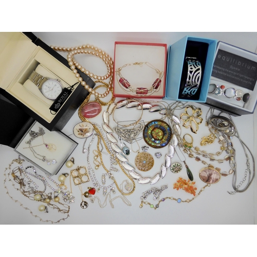 746 - A large collection of costume jewellery some in original boxes