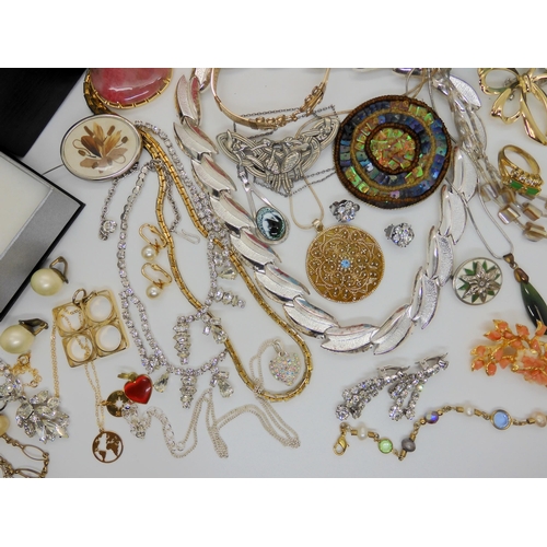 746 - A large collection of costume jewellery some in original boxes