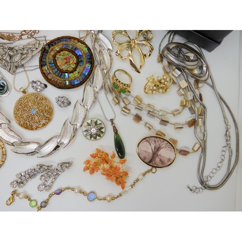 746 - A large collection of costume jewellery some in original boxes