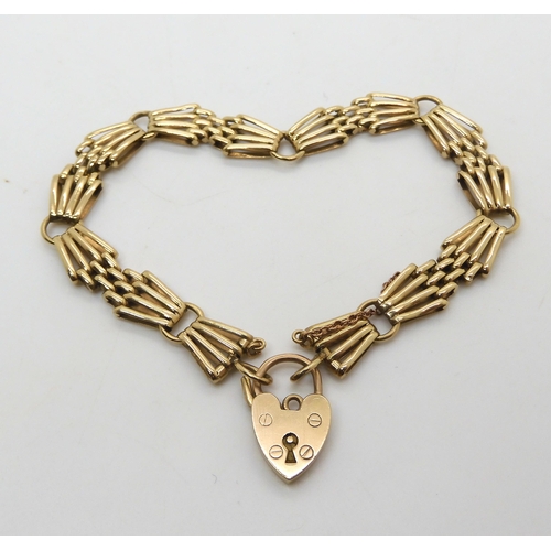 432 - A 9ct gold gate bracelet with a heart shaped clasp, weight 10.5gms