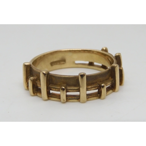 488 - A 9ct gold three colour gold puzzle ring, size P1/2, together with a 9ct abstract ring size Q1/2, we... 