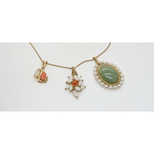 500 - A 14k good pearl and green gem pearl pendant, a 14k gold coral and opal pendant weight together 5.7g... 