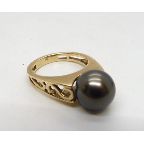 506 - A 9ct ring set with a Cook Islands black pearl with matching earrings, with certificate from the Pea... 