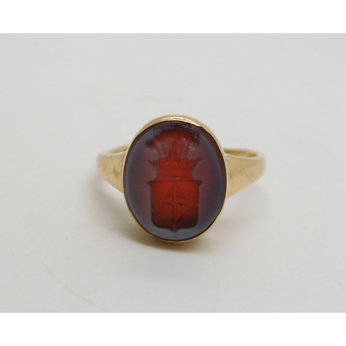 509 - A bright yellow metal agate signet ring with carved heraldic crest (shank split approx size J) weigh... 