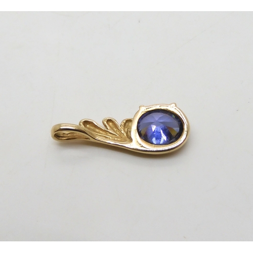 513 - A tanzanite pendant in bright yellow metal, length 2.5cm, weight 2.4gms