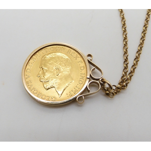 531 - A 1911 full gold sovereign in a 9ct pendant mount with a 50cm long 9ct gold belcher chain, weight to... 