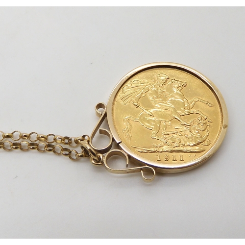 531 - A 1911 full gold sovereign in a 9ct pendant mount with a 50cm long 9ct gold belcher chain, weight to... 