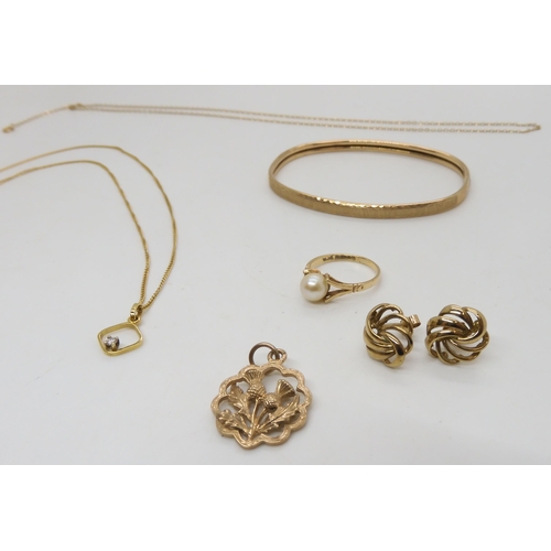 534 - A collection of 9ct gold items, to include a bangle, a thistle pendant, a pearl ring size J1/2, a di... 