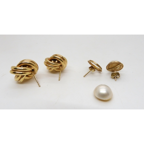 537 - Two 9ct gold Celtic knotwork rings both size N1/2, large knot earrings, and a mabe pearl pair, weigh... 