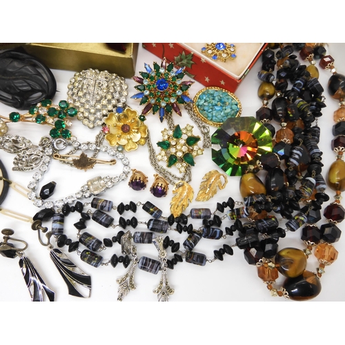 566 - A collection of vintage costume jewellery, to include a Coronation Velvet Butterfly brooch, early bl... 