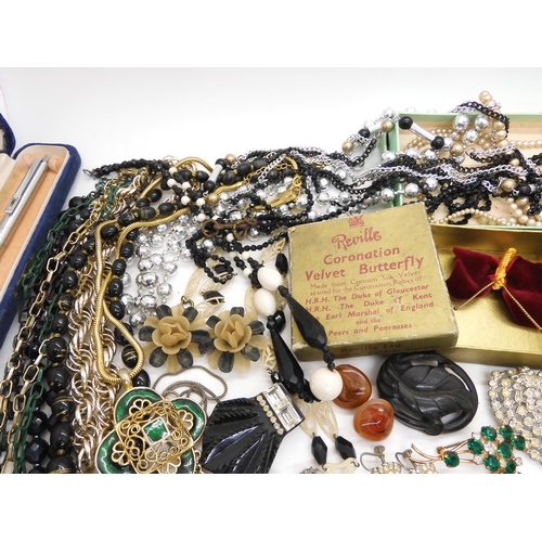 566 - A collection of vintage costume jewellery, to include a Coronation Velvet Butterfly brooch, early bl... 