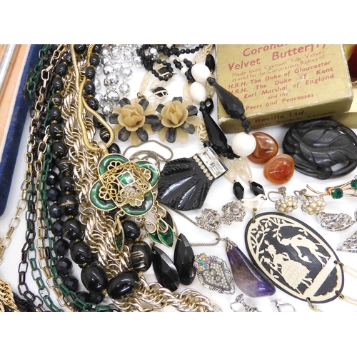 566 - A collection of vintage costume jewellery, to include a Coronation Velvet Butterfly brooch, early bl... 