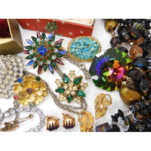 566 - A collection of vintage costume jewellery, to include a Coronation Velvet Butterfly brooch, early bl... 