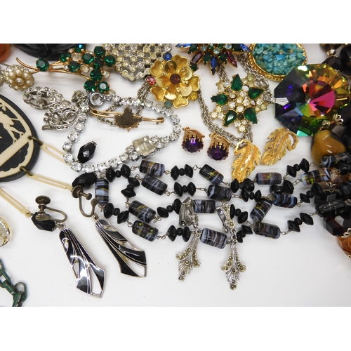 566 - A collection of vintage costume jewellery, to include a Coronation Velvet Butterfly brooch, early bl... 