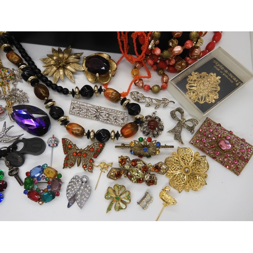 567 - A good selection of vintage and retro gem set costume brooches, beads and other items