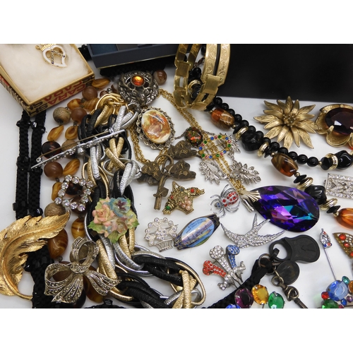 567 - A good selection of vintage and retro gem set costume brooches, beads and other items