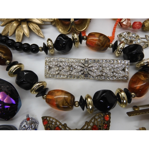 567 - A good selection of vintage and retro gem set costume brooches, beads and other items