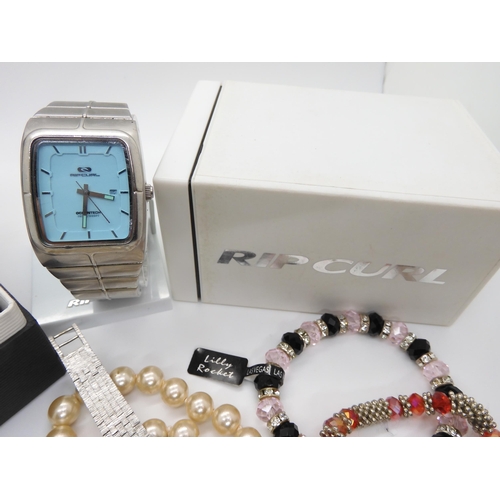 575 - A ladies Gucci watch, serial number 0311410, movement number 901001, together with other watches to ... 