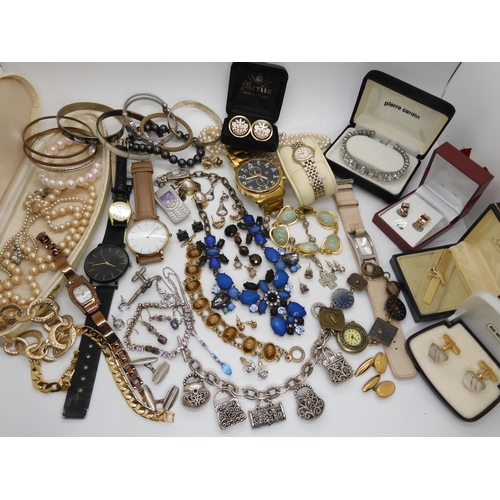 578 - A collection of Vintage costume jewellery, to include cufflinks, a bowling tie clip and other items