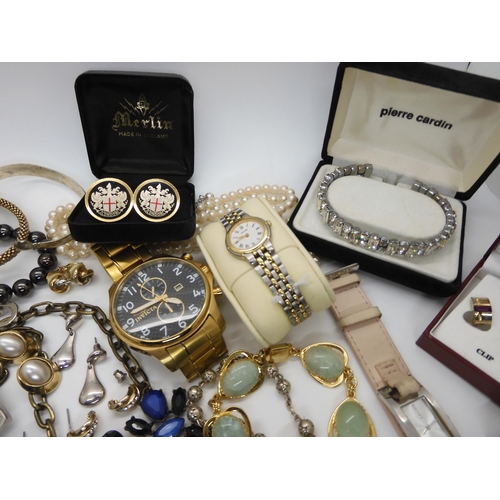 578 - A collection of Vintage costume jewellery, to include cufflinks, a bowling tie clip and other items