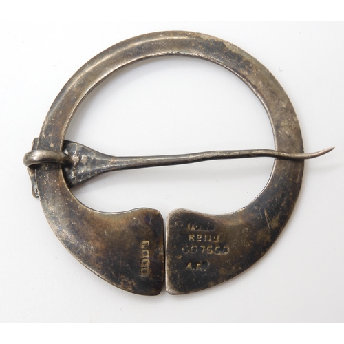 594 - A silver alexander Ritchie pen annular brooch with Glasgow hallmarks for 1931, diameter 4.2cm