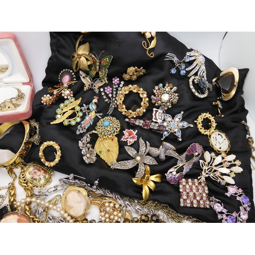 596 - A large collection of vintage brooches, beads, necklaces etc