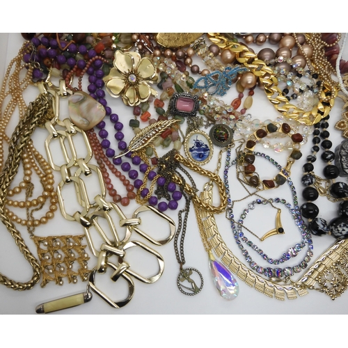 600 - A quantity of vintage costume jewellery to include multicolour rhinestone necklace and bracelet set,... 