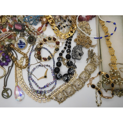 600 - A quantity of vintage costume jewellery to include multicolour rhinestone necklace and bracelet set,... 