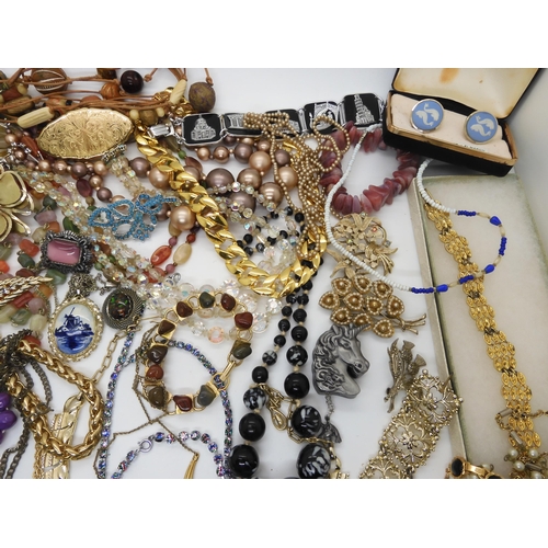 600 - A quantity of vintage costume jewellery to include multicolour rhinestone necklace and bracelet set,... 