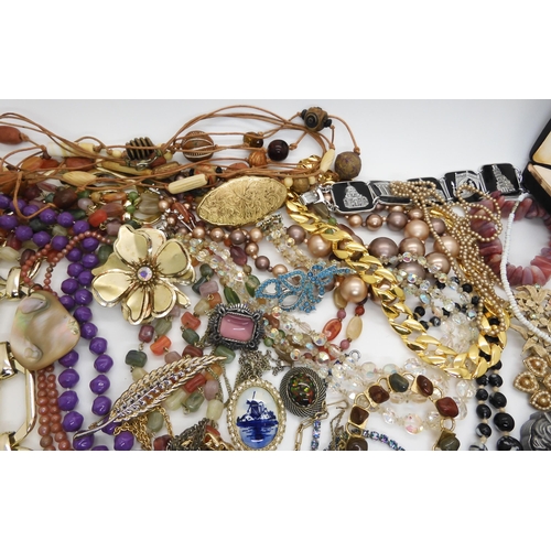 600 - A quantity of vintage costume jewellery to include multicolour rhinestone necklace and bracelet set,... 