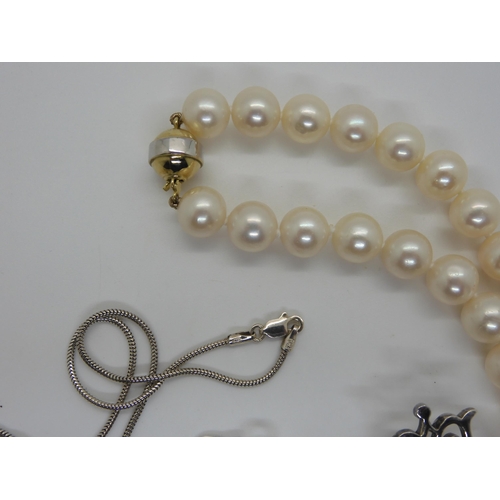 601 - A string of cultured pearls with a bi colour 9ct gold clasp, each pearl approx 10mm, a silver lucken... 