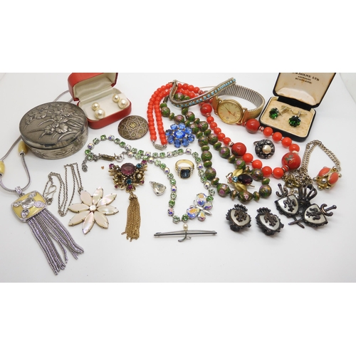 605 - A collection of vintage costume jewellery to include Murano glass beads, a butterfly necklace and ot... 