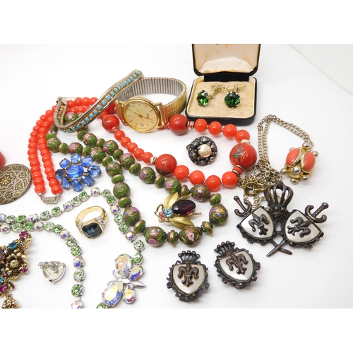 605 - A collection of vintage costume jewellery to include Murano glass beads, a butterfly necklace and ot... 