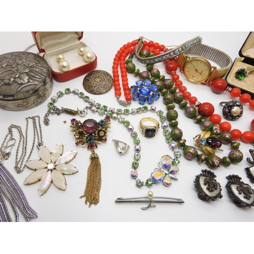 605 - A collection of vintage costume jewellery to include Murano glass beads, a butterfly necklace and ot... 