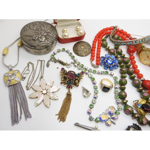 605 - A collection of vintage costume jewellery to include Murano glass beads, a butterfly necklace and ot... 