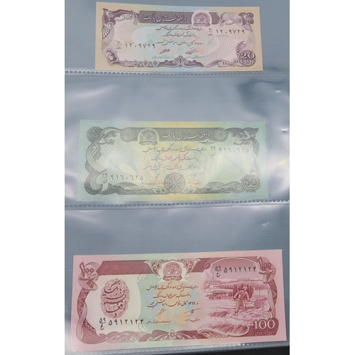 308 - BANK NOTES an extensive collection of uncirculated worldwide bank notes in four presentation folders... 