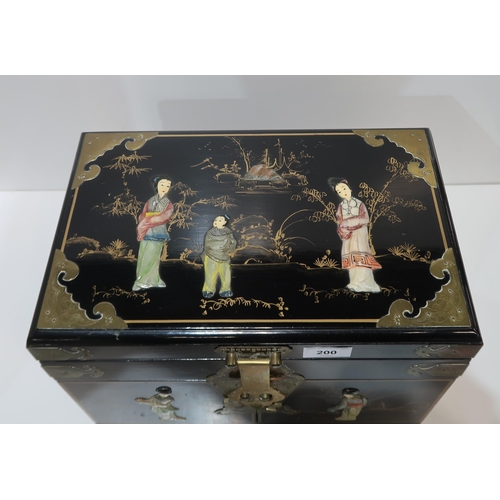 200 - A Japanese lacquered jewellery box